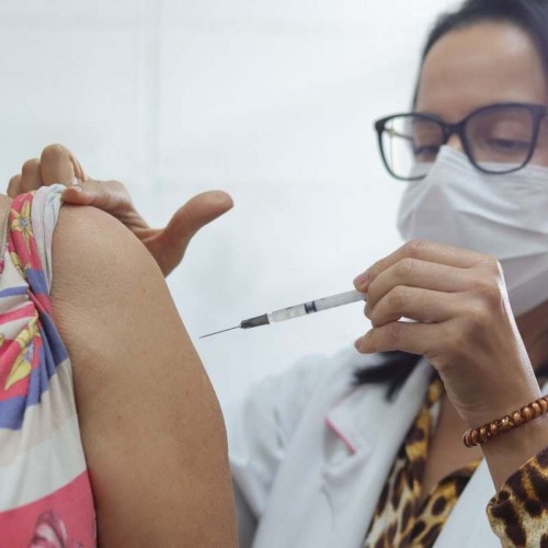Campanha reforça importância de tomar terceira dose da vacina