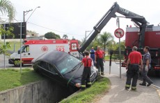 automóvel fica "pendurado" em córrego