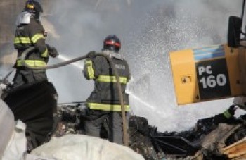 Bombeiros combatem incêndio em galpão