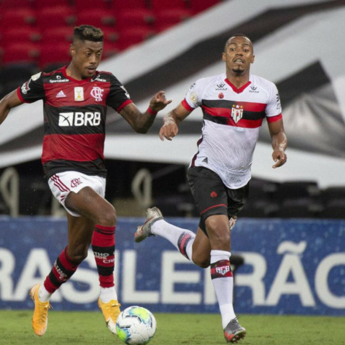Flamengo enfrenta Atlético-GO tentando manter sonho do Brasileiro vivo