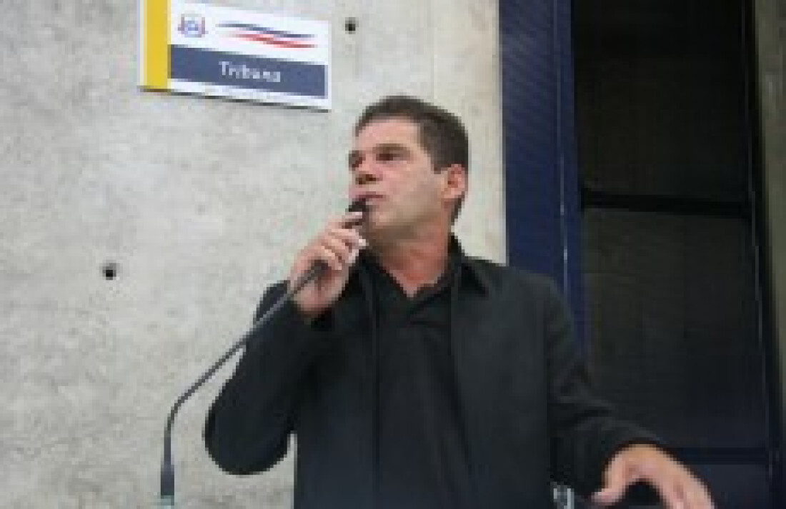 Pacola colhe assinaturas para projeto que prevê 19 cadeiras