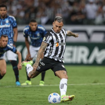 Atlético-MG afunda Grêmio e abre dez pontos na liderança do Brasileiro