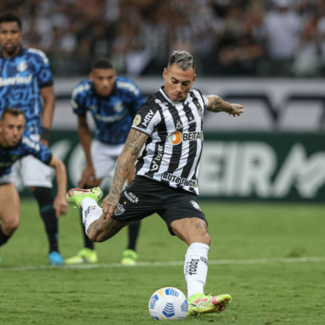 Atlético-MG afunda Grêmio e abre dez pontos na liderança do Brasileiro