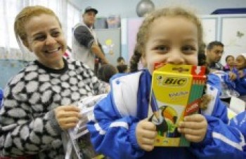 Kits escolares começam a ser distribuídos aos alunos