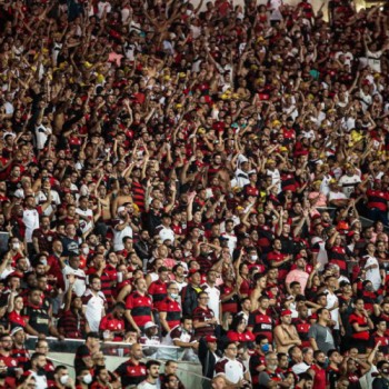 Flamengo é denunciado no STJD por canto homofóbico em jogo com Grêmio