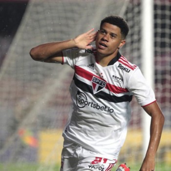 São Paulo vence Inter e mantém vivo o sonho de alcançar Libertadores