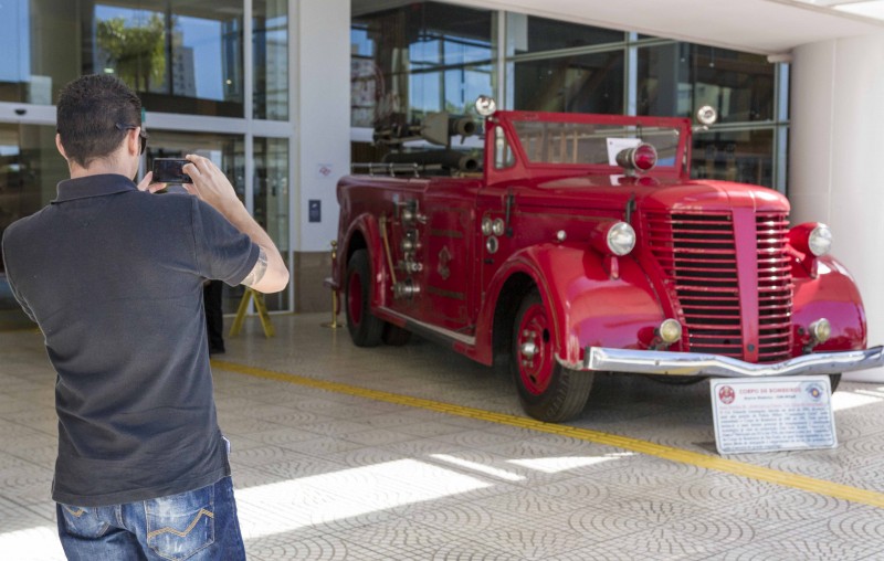 Shopping tem exposição de viaturas