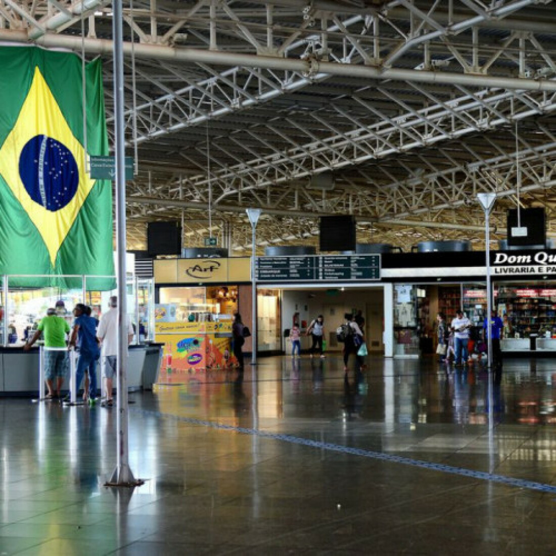 Movimento de passageiros em aeroportos e rodovias aumenta no feriado