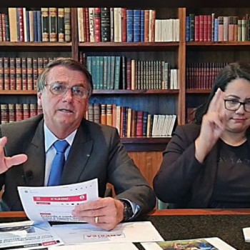 Presidente critica política que atrela preço dos combustíveis ao dólar