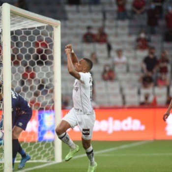 Santos derrota Athletico-PR e se afasta do Z4 do Brasileiro