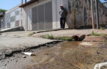Esgoto a céu aberto é alvo de reclamações de moradores