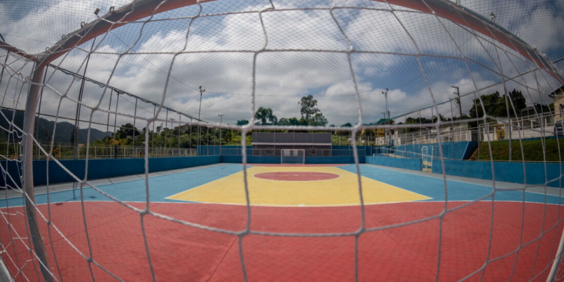 Prefeitura revitaliza quadras em diferentes bairros