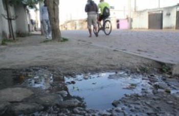 Vazamento de esgoto incomoda moradora