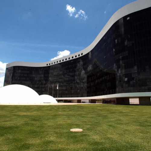 TSE retoma julgamento de ação que pede cassação da chapa presidencial