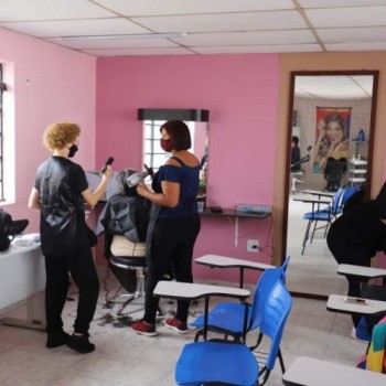 'Dia de Beleza' é realizado em parceria com instituto