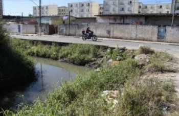 Rua ao lado de córrego continua com problemas