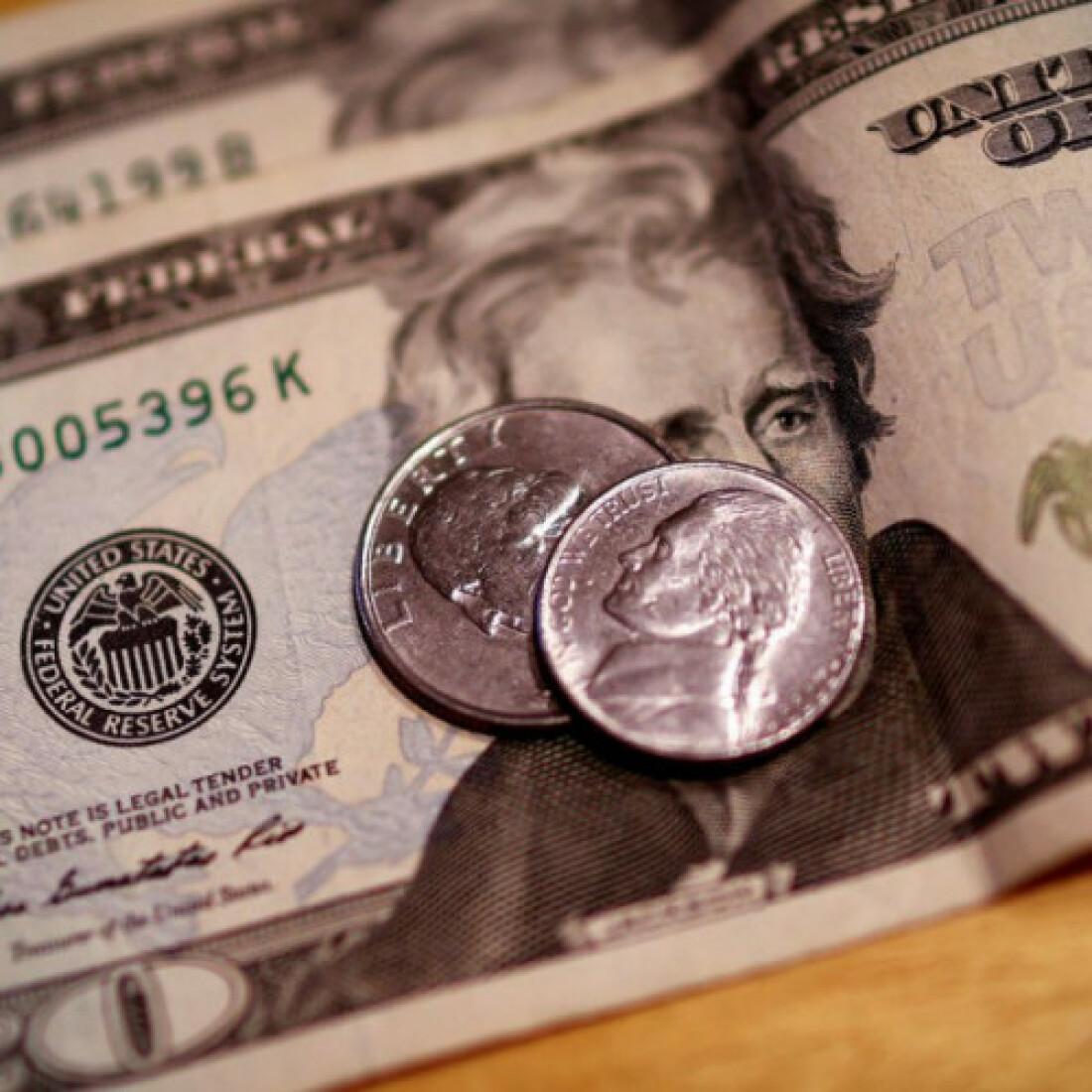 Dólar tem leva queda e fecha a R$ 5,55 em dia de Copom