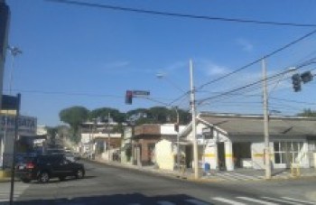 Colisão entre ônibus e carro mata jovem e fere 2 pessoas