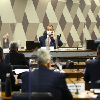 CPI aprova pedido de retratação de presidente Bolsonaro por live