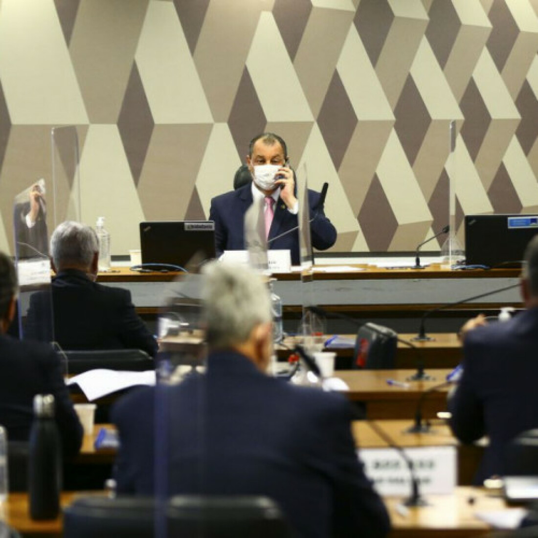 CPI aprova pedido de retratação de presidente Bolsonaro por live
