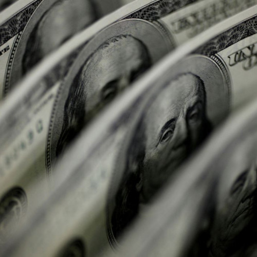 Dólar cai para R$ 5,55 em dia de ajustes no mercado