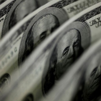 Dólar cai para R$ 5,55 em dia de ajustes no mercado