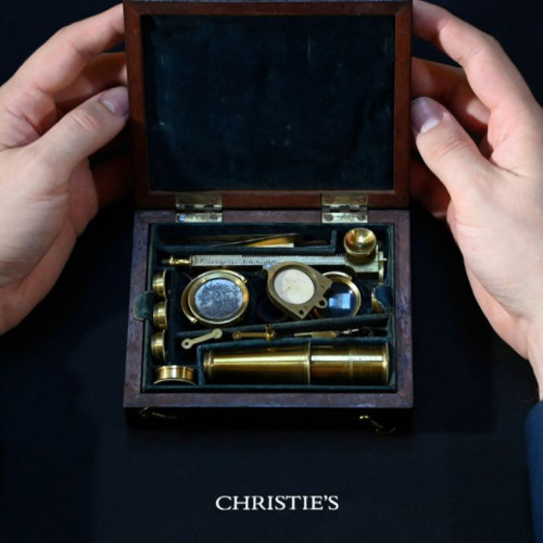 Microscópio usado por Darwin em observações científicas será leiloado