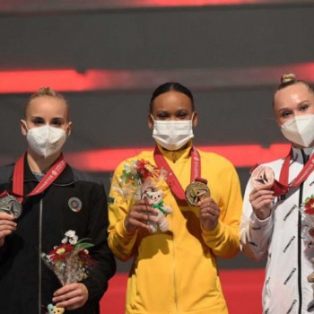 Rebeca é 1ª brasileira com ouro e prata em um só Mundial de Ginástica