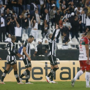 Com dois de Navarro, Botafogo derrota Brusque na Série B