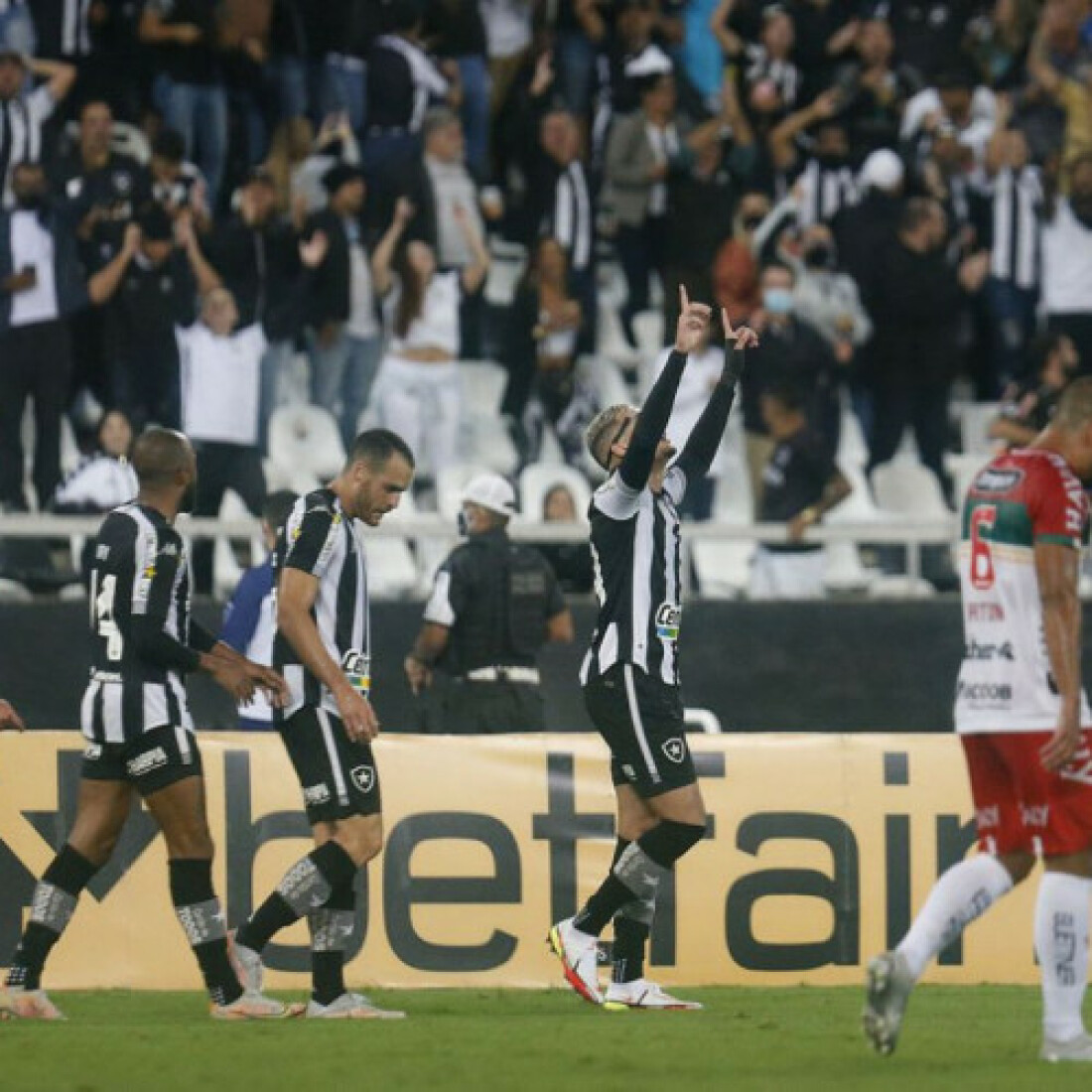Com dois de Navarro, Botafogo derrota Brusque na Série B