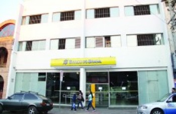 ? envelopes com depósitos são queimados em tentativa de furto: