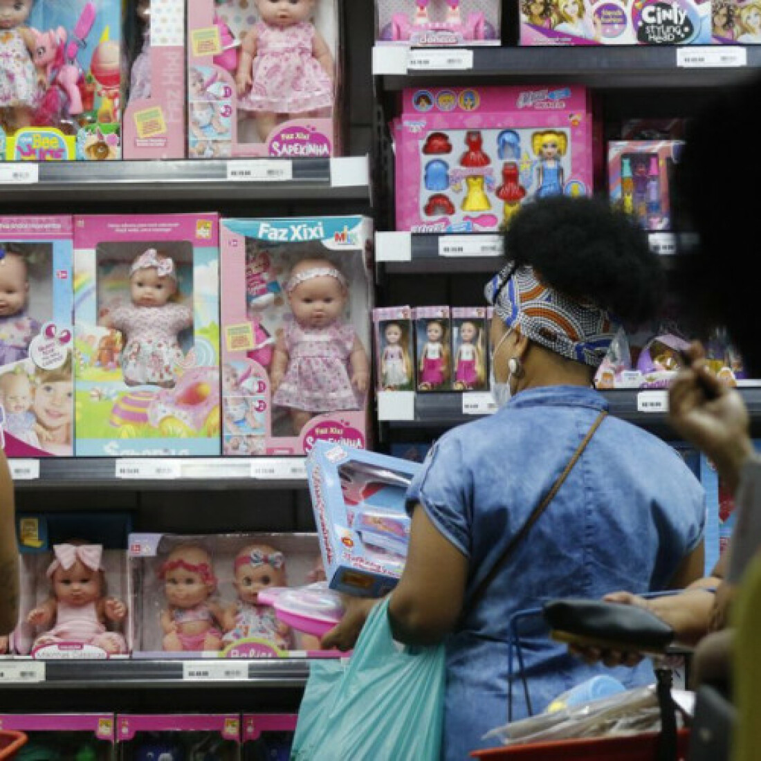 Intenção de consumo das famílias se mantém estável em outubro