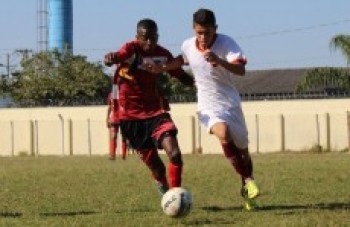 Império vence e se isola na liderança