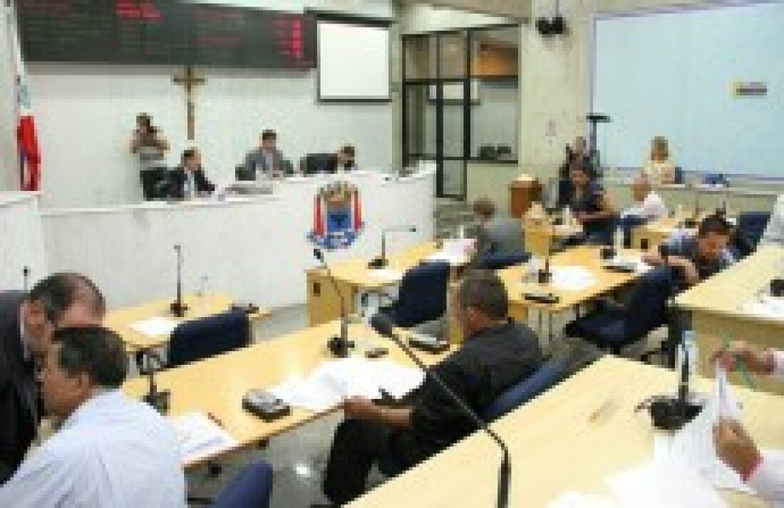 Câmara aprova a redução de dois vereadores para 2017