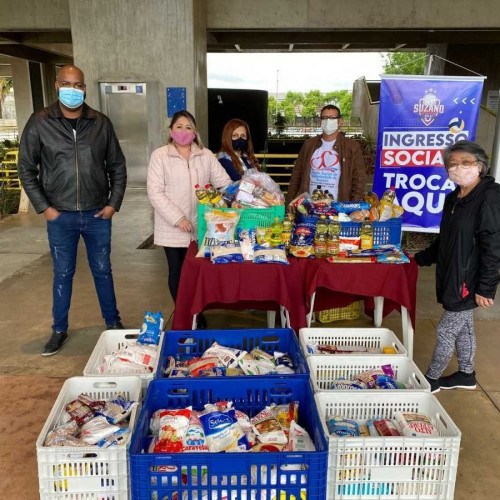 Troca de ingressos resulta em meia tonelada de alimentos