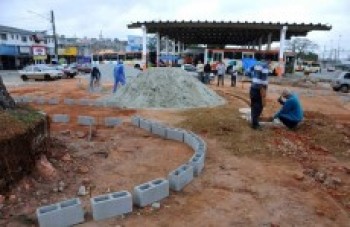 Praça do Terminal Manoel Feio continua recebendo melhorias