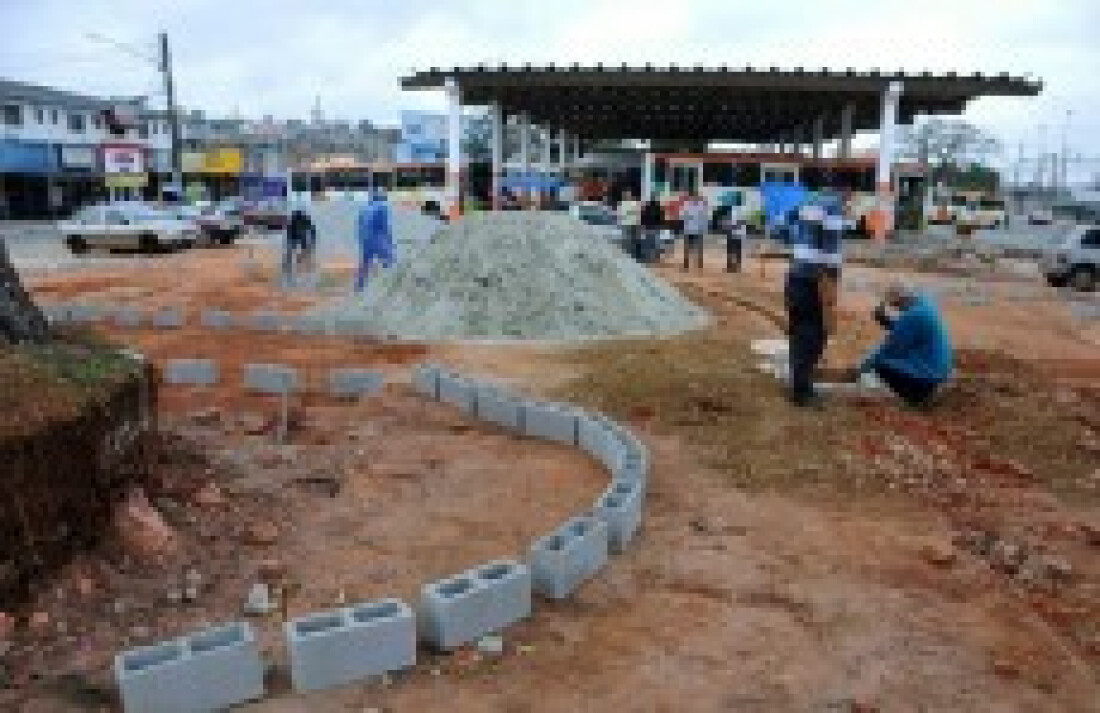 Praça do Terminal Manoel Feio continua recebendo melhorias