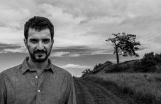 Meno cria uma 'ópera rock caipira' em seu terceiro disco