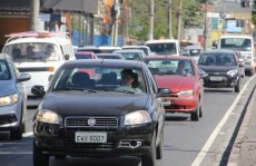 Polícia multa 98 motoristas por não usarem farol baixo