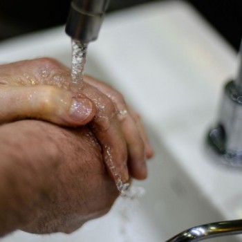 Pandemia reafirma importância de um ato simples: lavar as mãos