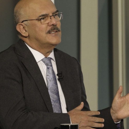 É preciso capacitar professores para mundo pós-pandemia, diz ministro
