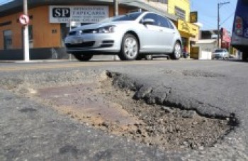 Buraco prejudica motoristas na Prudente de Moraes: