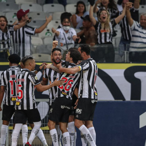 Atlético-MG vence Santos de virada e mantém vantagem no Brasileiro