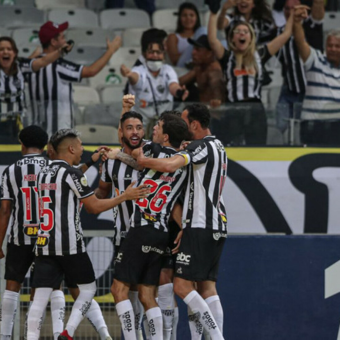 Atlético-MG vence Santos de virada e mantém vantagem no Brasileiro