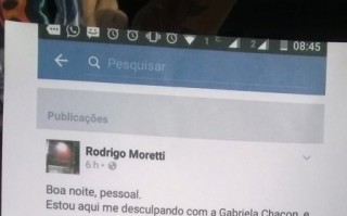 Grupo protesta em frente ao 1º DP