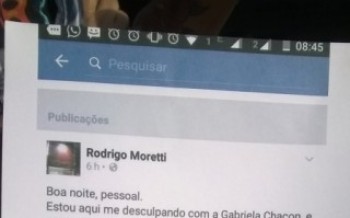 Grupo protesta em frente ao 1º DP