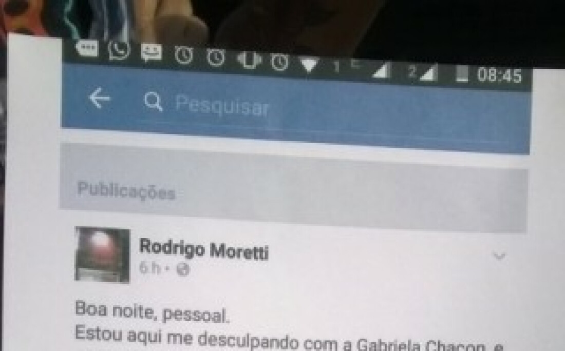 Grupo protesta em frente ao 1º DP