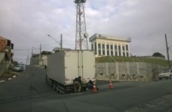 Caminhão fica preso em itaquá: