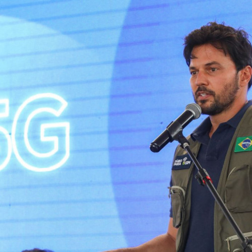 Investimentos do 5G vão universalizar internet no Brasil, diz ministro