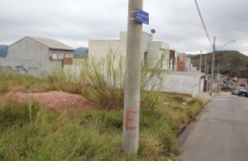 Mato alto atrai ratos e cobras em loteamentos de César de Souza